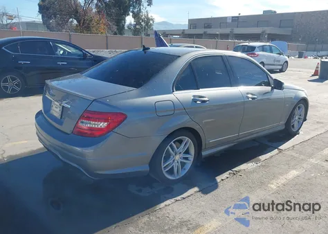 2012 Mercedes-Benz C 250 Luxury/Sport z USA, uszkodzony, nr VIN WDDGF4HB9CR202433